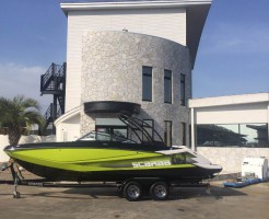 長龍マリーナ配達完了！　このマリーナにはフラッグシップが似合います！