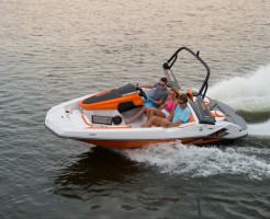 SCARAB、16ft トレーラー運搬可能ジェットボートを新発売