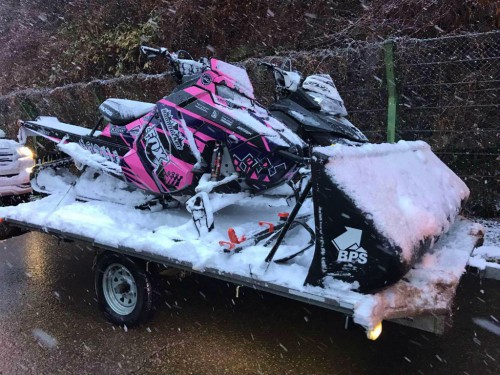 スノーモービルも２台も楽々、使えるマルチトレーラー。