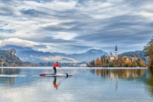 夏だけじゃない！秋冬SUP・カヤックの魅力とは？