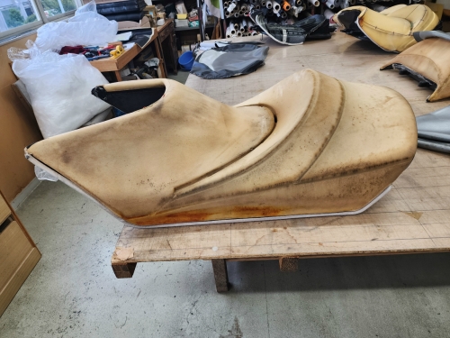 【カスタムデザイン】PWCクルーザーシート座面破れ発生事例と調査結果のご報告